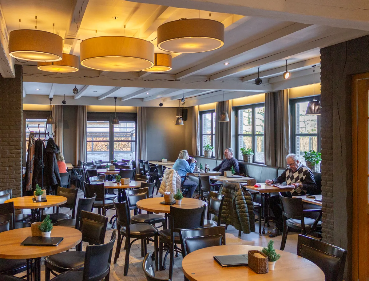 interieurshot met tafels