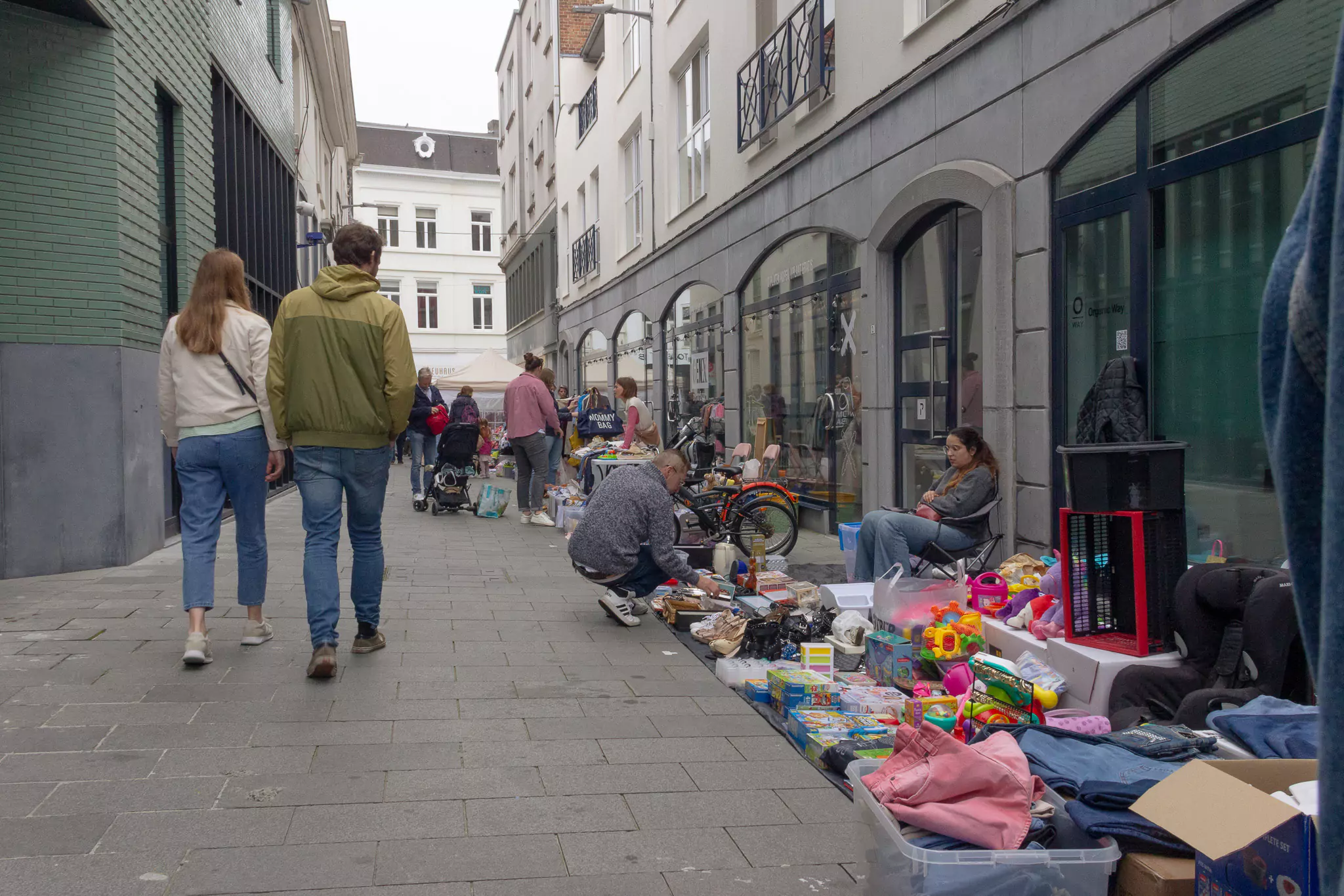 straatbeeld van de rommelmarkt