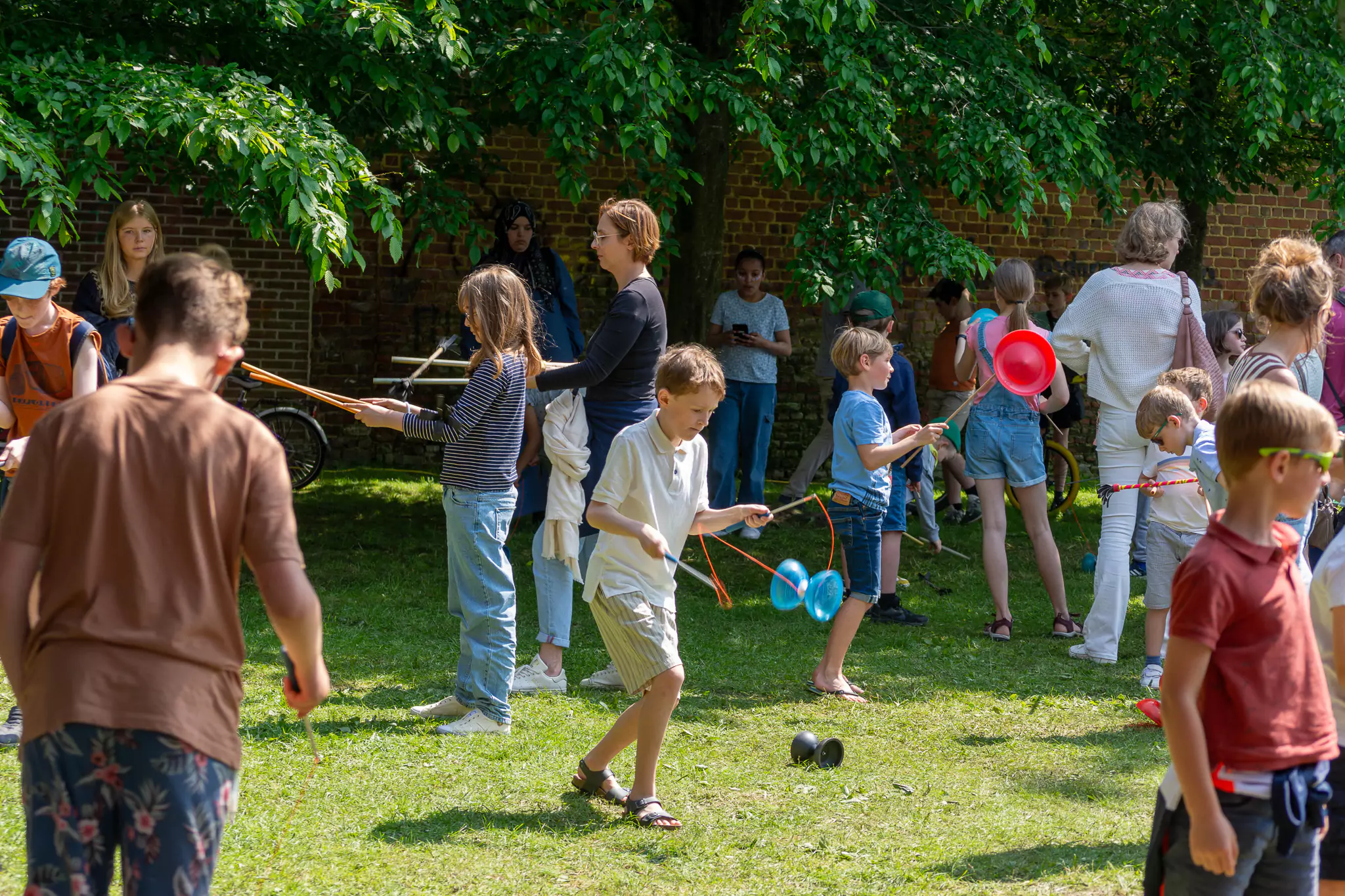 kinderen die spelen in het kinderdorp